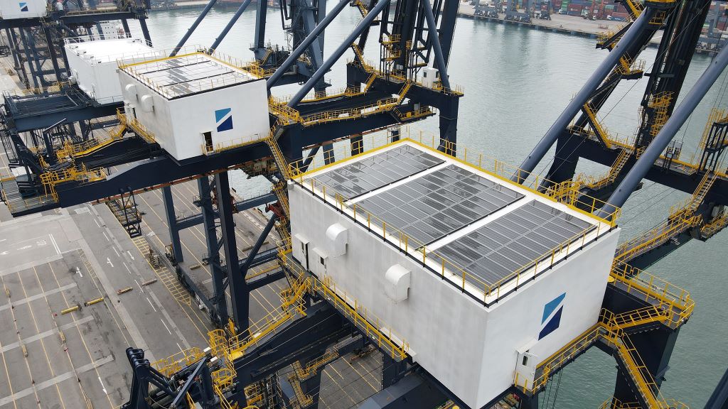 香港國際貨櫃碼頭 (HIT) 引入兩台全港首批在機房頂安裝太陽能板的岸邊吊機