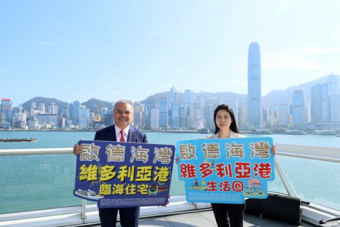 嘉華國際營業及市場策劃總監（香港地產）温偉明（左）及嘉華國際市場策劃助理總經理（香港地產）吳秀賢（右），向傳媒介紹項目多元化間隔詳情，進一步展示物業優勢。