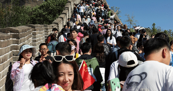 瑞銀彭燕燕認為，受益於火爆的線下活動，中國黃金周復蘇速度符合預期，