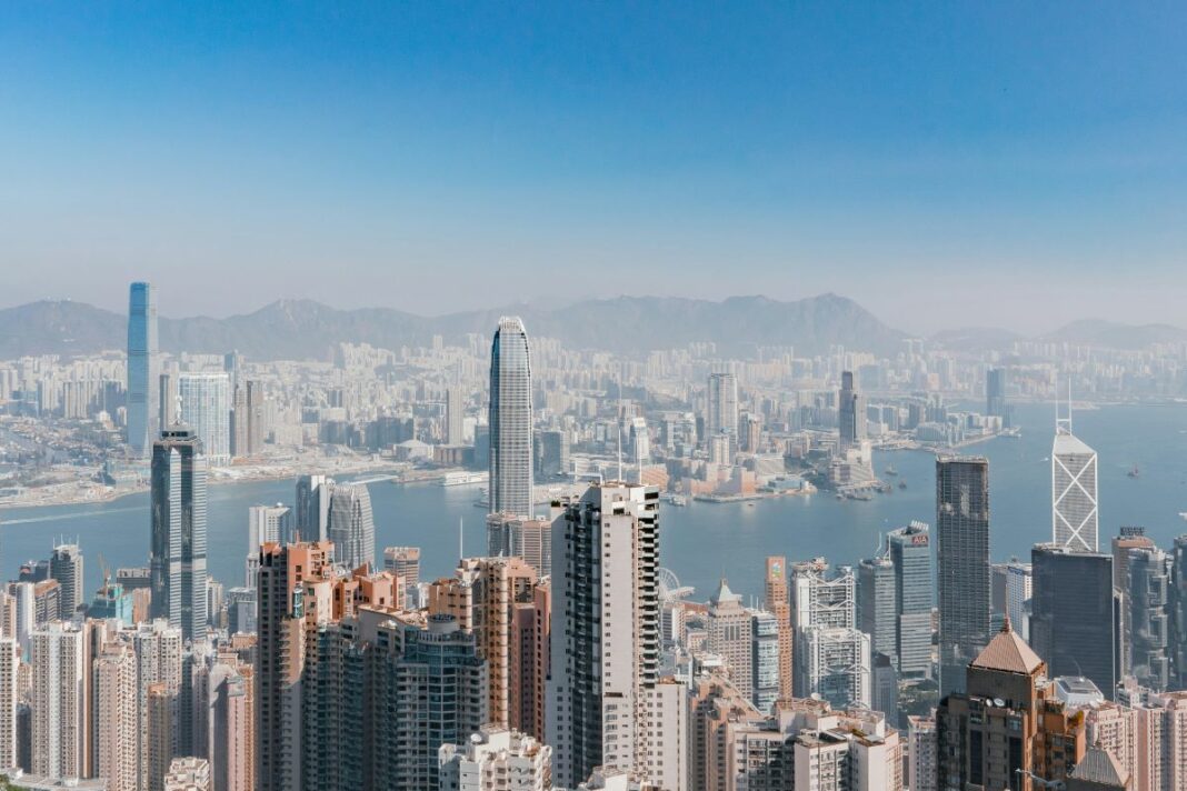 駿利亨德森指出，香港股息受到房地產企業拖累，如果排除了房地產業的削減影響，香港股息的第三季度增長幾乎增加了近三倍。