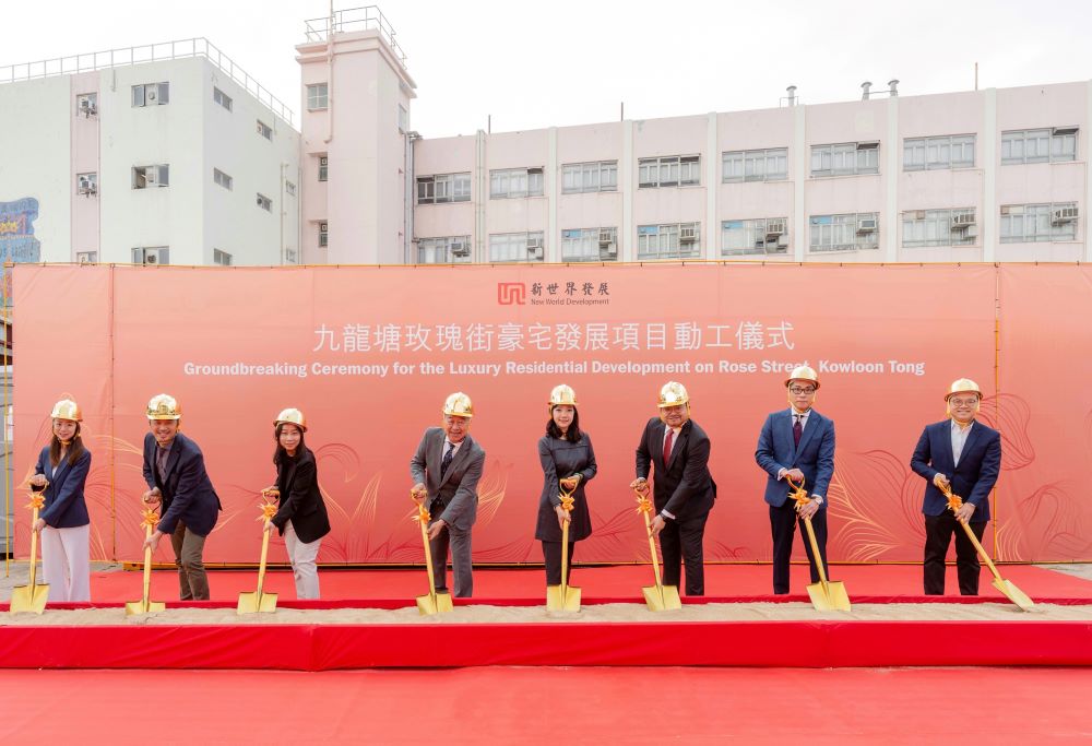 新世界發展執行董事兼行政總裁黃少媚（右四）、新世界發展執行董事兼物業發展主管薛南海（左四）、新世界執行董事兼首席財務總監劉富强（右三）、新世界發展執行董事兼企業服務主管趙慧嫻（左三）、新世界發展項目管理部項目管理主管陳志偉（左二）、新世界發展資產及房地產組合管理部總監林浩文（右二）、新世界發展營業及市務（特別項目）部總監何家欣（左一）、新世界發展財務及會計部（投資管理）總監陳誠德（右一）