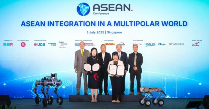 ASEAN Conference 2025_UOBHK and HKTDC (前排從左至右)大華銀行(香港)行政總裁鄭濬、香港貿發局新加坡代表徐慶齡、(後 排從左至右)大華銀行副主席兼行政總裁黃一宗、新加坡副總理兼貿易與工業部部長顏金勇 、新加坡工商聯合總會主席張松聲,以及香港貿發局候任東南亞及南亞首席代表梁君豪 ,於新加坡舉行的諒解備忘錄交換儀式上合照。