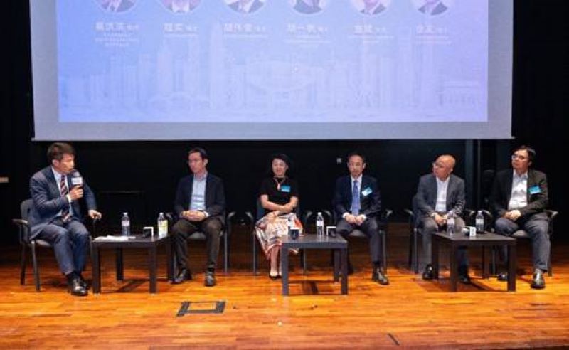 （右起）港大經管學院院長兼經濟學講座教授及中國經濟研究所所長蔡洪濱教授；中銀證券首席經濟學家、中國首席經濟學家論壇理事徐高博士；瑞銀董事總經理、瑞銀財富管理亞太區投資總監及宏觀經濟主管胡一帆博士；工銀國際首席經濟學家程實博士；麥格理集團首席中國經濟學家胡偉俊博士；以及瑞銀資產管理公司中國股票主管、董事總經理施斌進行圓桌討論。