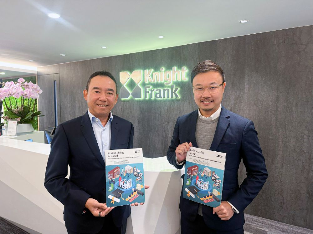 從左到右：大中華區投資部主管胡孝直和高級董事及大中華區研究及諮詢部主管王兆麒