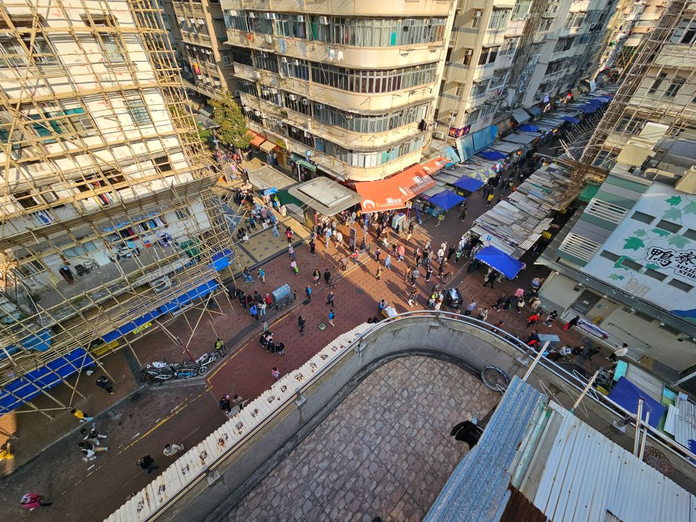 桂林街127號，正對深水埗港鐵站 C2 出口