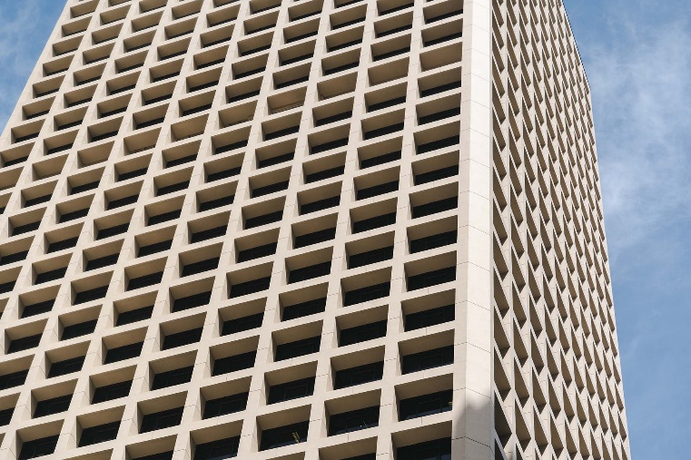 告羅士打大廈建成於一九八零年，是一座位於核心中環、樓高四十八層的優質甲級商廈，連接行人天橋網絡，貫通中環核心區內的主要商業大廈及置地廣場中庭。