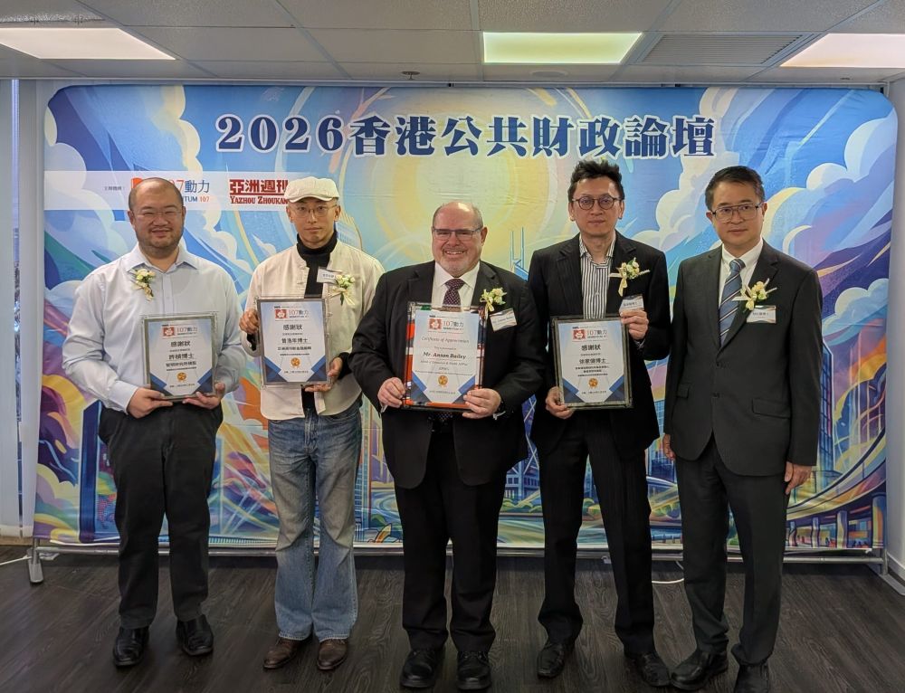 107動力召集人何民傑(右一)向出席講者頒發感謝狀。左起：許楨、曾浩年、Anson Bailey、徐家健、何民傑