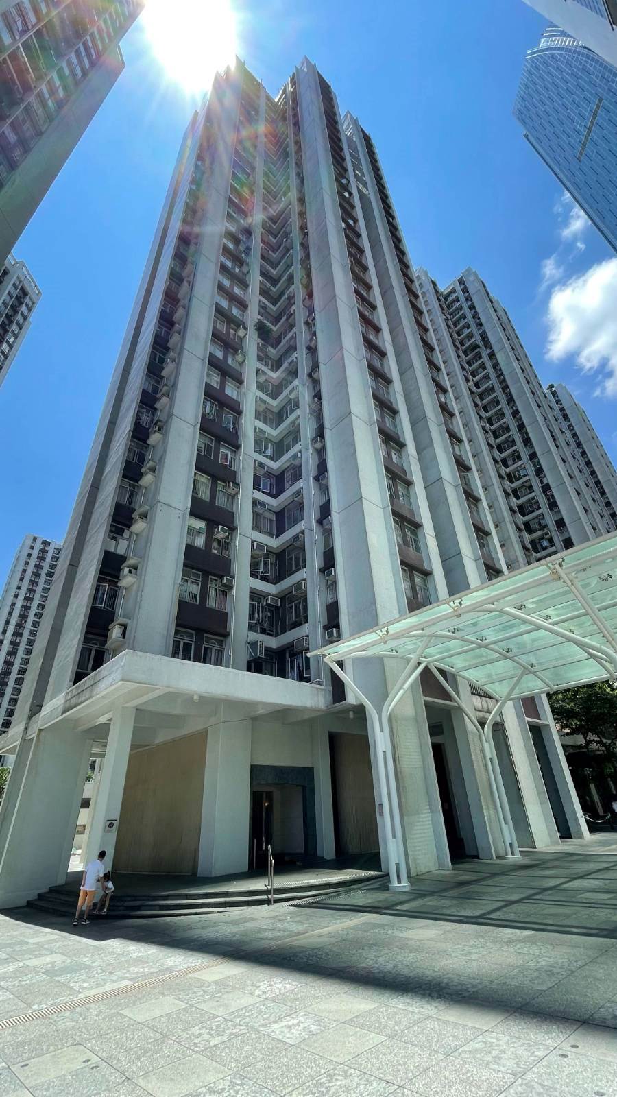 世界盃因素 加上筍盤減少 買家叫價進取 樓市進入整固期 十大屋苑6月共錄136宗成交 按月跌45.8% 上半年錄1263宗 較去年同期增15.7% 創4年同期新高