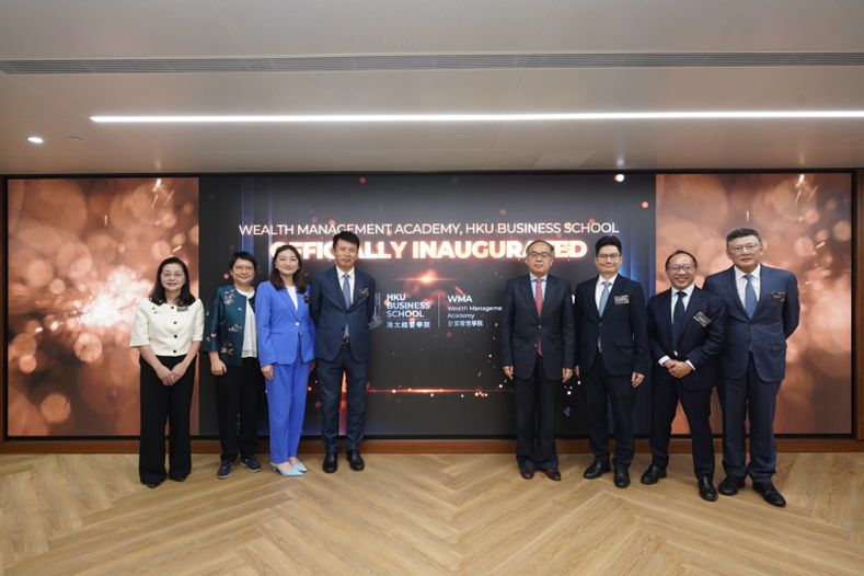 （從左至右）港大經管學院財富管理學院總監黃慧群教授；南方東英資產管理有限公司行政總裁丁晨；花旗集團香港區行政總裁及銀行業務主管、花旗銀行（中國）有限公司董事長及金融發展局人力資源小組召集人辛葆璉；港大經管學院院長及經濟學講座教授蔡洪濱教授；財經事務及庫務局局長許正宇；財經事務及庫務局副局長陳浩濂；滙豐私人銀行亞太區總監嚴樂居，以及花旗私人銀行日本、北亞、澳大利亞和南亞主管盧偉明先生共同為港大經管學院財富管理學院主持成立儀式。